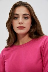 Bluza z dekoltem na plecach różowa. Czerwone bluzy damskie MOODO, m, bez wzorów, z bawełny, bez kaptura. W wyprzedaży za 49.99 zł.
