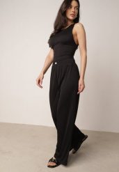 Czarne Szerokie Spodnie z Teksturalnej Tkaniny z Ozdobnym Guzikiem Liphia. Czarne spodnie materiałowe damskie Born2be, bez wzorów, z jeansu, długie. Za 49.99 zł.