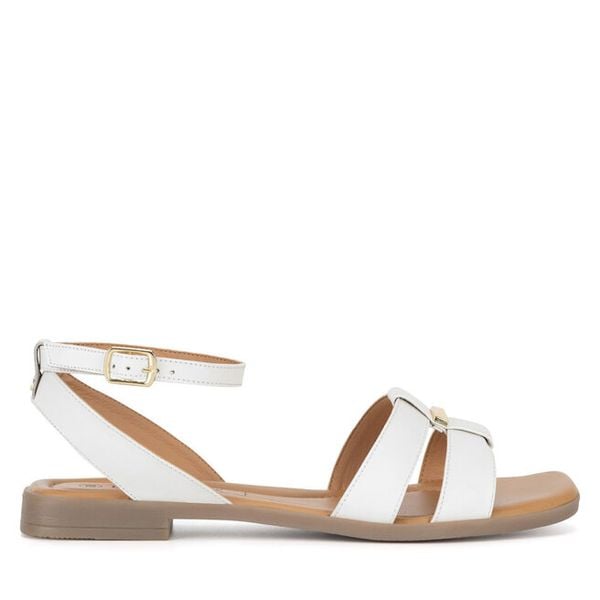 Sandały Lasocki. Białe sandały damskie Lasocki, bez wzorów, bez obcasa, na płaskiej podeszwie, bez zapięcia. Za 149.99 zł.