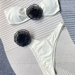 Bikini bez ramiączek z kwiatowym wzorem na lato Corella. Czerwone bikini Intica, bez wzorów, z tkaniny. W wyprzedaży za 159.00 zł.