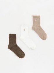 Długie skarpetki z haftem 3 pack - brązowy. Brązowe skarpetki damskie Reserved, bez wzorów. Za 39.99 zł.