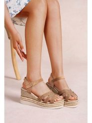 Foreverfolie Sandały w kolorze jasnobrązowym na koturnie rozmiar: 37. Brązowe sandały damskie Foreverfolie, bez wzorów, z otwartym noskiem, bez obcasa, na koturnie, bez zapięcia. Za 117.99 zł.