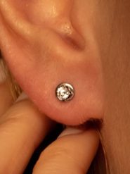 OR ÉCLAT Złote kolczyki-wkrętki "Precious" z cyrkoniami rozmiar: onesize. Szare kolczyki damskie Or Éclat, z cyrkonią, złote. Za 347.99 zł.