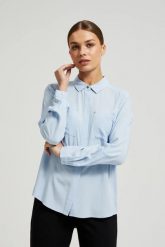 Wiskozowa koszula z kieszeniami blękitna. Niebieskie koszule damskie MOODO, l, bez wzorów, z wiskozy, bez kołnierzyka, bez ramiączek. W wyprzedaży za 54.99 zł.