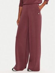 Guess Spodnie dresowe V4YB07 KCAY2 Bordowy Relaxed Fit. Czerwone spodnie dresowe damskie Guess, xl, z aplikacjami, z dresówki. Za 319.99 zł.