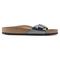 Klapki Birkenstock Madrid Bs 1021532 czarne. Czarne klapki damskie bez wzorów, z materiału, z otwartym noskiem, bez obcasa, bez zapięcia. Za 562.25 zł.