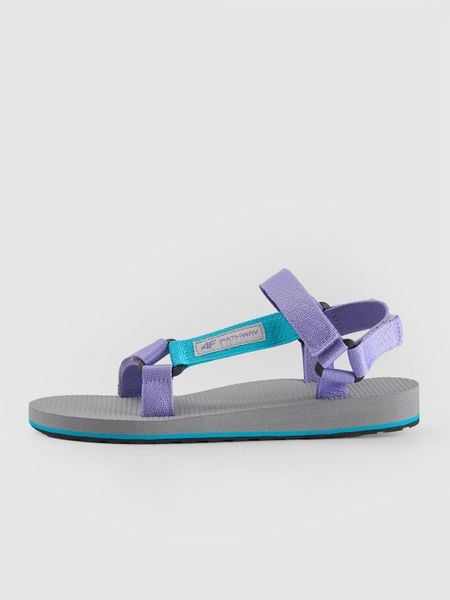 4F Sandały damskie - fioletowe 38. Fioletowe sandały damskie 4F, bez wzorów, z gumy, bez obcasa, bez zapięcia. W wyprzedaży za 79.99 zł.