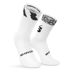 Skarpety kolarskie Vuelta a Ibiza MTB x Siroko Kolarstwo Siroko VIBZ 26 S1 Llong. Białe skarpetki damskie SIROKO, bez wzorów, z materiału. Za 67.00 zł.