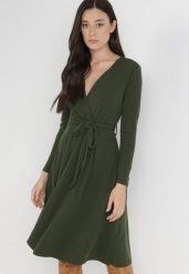 Ciemnozielona Sukienka Therinore. Zielone sukienki damskie Born2be, bez wzorów, z bawełny, eleganckie, bez ramiączek. W wyprzedaży za 152.99 zł.