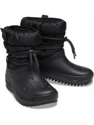 Crocs Kozaki zimowe "Classic Neo Puff" w kolorze czarnym rozmiar: 41/42. Czarne kozaki damskie Crocs, na zimę, bez obcasa, bez zapięcia. Za 339.45 zł.