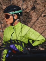 4F Kurtka kolarska damska - zielona L. Zielone kurtki damskie 4F, l, bez wzorów, bez kaptura. Za 299.99 zł.