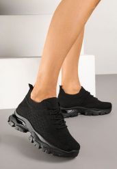 Czarne Buty Sportowe Sneakersy z Siateczki na Tłoczonej Podeszwie Zdobionej Aplikacją Neltewia. Czarne obuwie sportowe casual damskie Renee, z jeansu. Za 59.99 zł.