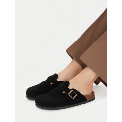 Klapki Lasocki. Czarne klapki damskie Lasocki, bez wzorów, bez obcasa, bez zapięcia. Za 149.99 zł.