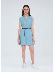 Pepe Jeans Sukienka w kolorze błękitnym rozmiar: M. Niebieskie sukienki damskie Pepe Jeans, bez wzorów, z jeansu, bez ramiączek. Za 171.28 zł.