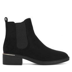 Botki Clara Barson. Czarne botki damskie Clara Barson, bez obcasa, na płaskiej podeszwie, bez zapięcia. Za 139.99 zł.