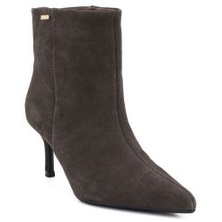 Skórzane botki damskie na niskim obcasie zamszowe brązowe Big Star UU274492. Brązowe botki damskie Big Star, ze skóry, retro, bez obcasa, bez zapięcia. Za 269.99 zł.