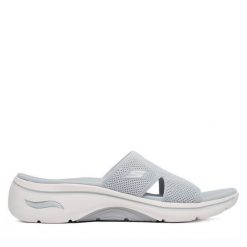Klapki Skechers. Szare klapki damskie Skechers, bez wzorów, bez obcasa, bez zapięcia. Za 289.99 zł.