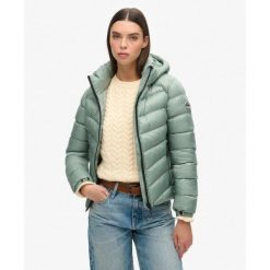 Damska kurtka z kapturem Superdry Fuji. Zielone kurtki damskie Superdry, bez wzorów, z puchu, z kapturem. W wyprzedaży za 446.00 zł.