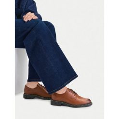 Półbuty Lasocki. Brązowe półbuty damskie Lasocki, bez wzorów, bez obcasa, na płaskiej podeszwie, bez zapięcia. Za 229.99 zł.