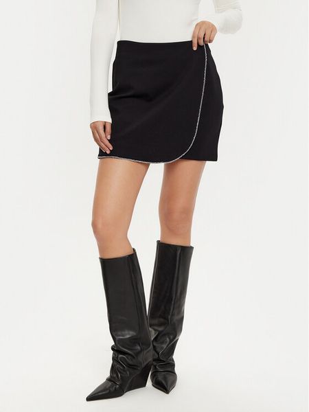 Guess Spódnica mini W5RD85 KCMU2 Czarny Regular Fit. Czarne spódnice damskie Guess, xxl, z aplikacjami, z syntetyku, mini. Za 189.99 zł.