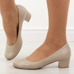 Beżowe Polskie czółenka damskie Gregors 702. Czerwone czółenka damskie GREGORS, bez wzorów, ze skóry, bez obcasa, na obcasie. Za 379.00 zł.