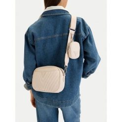 Torebka Guess Jeans. Listonoszki damskie Guess Jeans, z aplikacjami, z jeansu, bez dodatków. Za 229.99 zł.