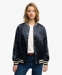 Superdry Satynowa Kurtka Bomber Varsity – Slim Fit – ECLIPSE NAVY. Niebieskie kurtki damskie Superdry, bez wzorów, z elastanu, bez kaptura. Za 391.70 zł.