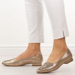 Złote półbuty damskie M.Daszyński Sa201A-2. Żółte półbuty damskie M.Daszyński, na jesień, z aplikacjami, ze skóry, bez obcasa, na obcasie, bez zapięcia. Za 179.00 zł.