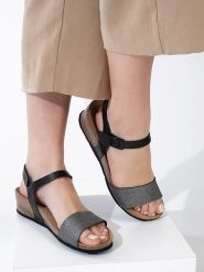 BACKSUN Sandały "Calabria" w kolorze srebrno-czarnym na koturnie rozmiar: 36. Czarne sandały damskie Backsun, bez wzorów, z materiału, z otwartym noskiem, bez obcasa, na koturnie, bez zapięcia. Za 173.99 zł.