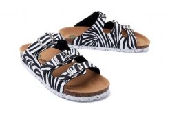 DR. BRINKMANN 700077-01 zebra, klapki damskie. Białe klapki damskie Dr. Brinkmann, bez wzorów, z materiału, bez obcasa, bez zapięcia. Za 175.92 zł.