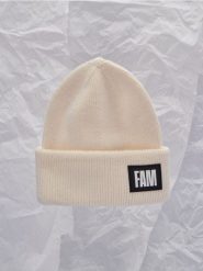 Czapka beanie - kremowy. Białe czapki damskie Sinsay, z aplikacjami, z materiału. Za 25.99 zł.