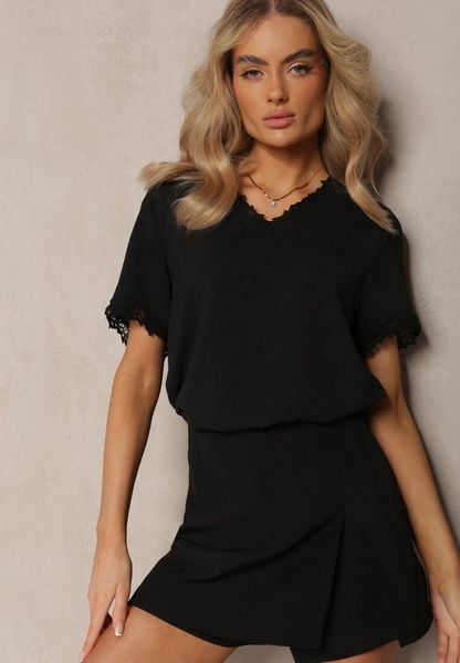 Czarna Bluzka z Trójkątnym Dekoltem Ozdobiona Siateczką Tirvana. Czarne bluzki damskie Renee, l, bez wzorów, z jeansu, casualowe, bez kołnierzyka, bez ramiączek. Za 59.99 zł.