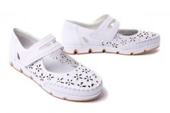 RIEKER 49977-80 white, półbuty damskie. Białe półbuty damskie Rieker, na lato, w ażurowe wzory, ze skóry, bez obcasa, bez zapięcia. Za 255.92 zł.
