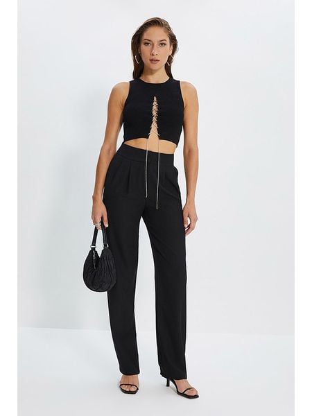 Trendyol Spodnie w kolorze czarnym rozmiar: 38. Czarne spodnie materiałowe damskie Trendyol, bez wzorów, z materiału. Za 52.30 zł.