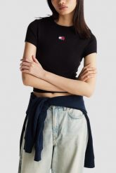 TOMMY JEANS Czarny damski t-shirt. Czarne t-shirty damskie Tommy Jeans, s, bez wzorów, z jeansu, bez kołnierzyka. W wyprzedaży za 88.99 zł.