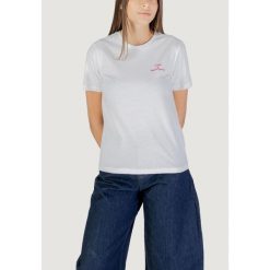 Koszulka crop top Kobieta ONLY ONLADELINA S/S TEE CS JRS. Czerwone bluzki damskie Only, s, bez wzorów, z bawełny, bez kołnierzyka, bez ramiączek. Za 127.75 zł.