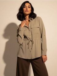 Koszula z kieszeniami cargo i wiązaniem w talii - zielony. Zielone koszule damskie Sinsay, l, bez wzorów, bez kołnierzyka, bez ramiączek. Za 59.99 zł.