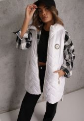 Biała Długa Pikowana Kamizelka z Kapturem i Ozdobną Naszywką Mentape. Białe kamizelki damskie Renee, l, z aplikacjami, z kapturem. Za 139.99 zł.