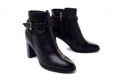 TAMARIS 25009-27 003 black leather, botki damskie. Czarne botki damskie Tamaris, na zimę, z polaru, bez obcasa, bez zapięcia. Za 399.90 zł.