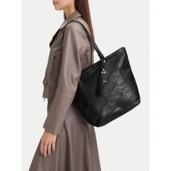 Torebka Lasocki. Czarne shopper bag Lasocki, bez wzorów, bez dodatków. Za 189.99 zł.