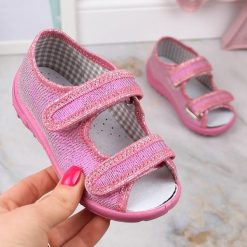 Kapcie dziewczęce sandałki domowe połyskujące różowe Nazo. Czerwone sandały dziewczęce Nazo, z materiału, bez obcasa, bez zapięcia. Za 59.99 zł.