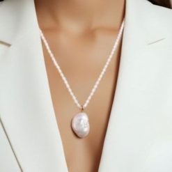 NOKO XXL naszyjnik ogromna biała perła barokowa, zapinka. Białe naszyjniki damskie Braccatta, z perłą, pozłacane. Za 538.00 zł.