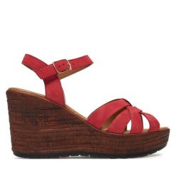 Sandały Lasocki. Czerwone sandały damskie Lasocki, bez wzorów, bez obcasa, na koturnie, bez zapięcia. Za 139.99 zł.