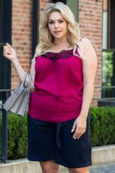 Bluzka Top z ozdobną koronką przy dekolcie ELMA Viva Magenta fuksja. Czerwone bluzki damskie KARKO, plus size, bez wzorów, z elastanu, biznesowe, bez kołnierzyka, plus size, bez ramiączek. Za 69.50 zł.