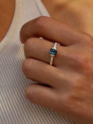 Les Petites Précieuses Pozłacany pierścionek z cyrkoniami i topazem rozmiar: 54. Niebieskie pierścionki damskie Les Petites Précieuses, z cyrkonią, pozłacane. Za 291.51 zł.