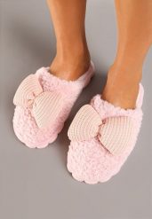 Różowe Pluszowe Kapcie z Kokardką i Tłoczoną Podeszwą Vamika. Czerwone kapcie damskie Born2be. Za 29.99 zł.
