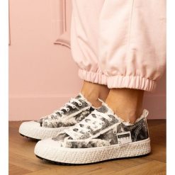 Czarne damskie trampki sneakersy sportowe. Czarne trampki damskie bez wzorów, z tkaniny, bez zapięcia. Za 81.83 zł.