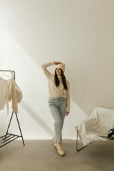 Czapka damska z angorą WINTER BETLEWSKI® kremowy. Białe czapki damskie bez wzorów. Za 30.75 zł.