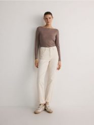 Jeansy straight z efektem sprania - złamana biel. Jeansy damskie Reserved. W wyprzedaży za 79.99 zł.