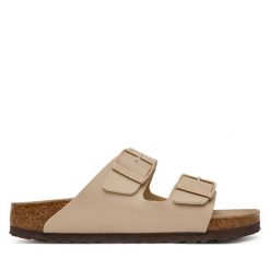 Klapki Birkenstock. Brązowe klapki damskie Birkenstock, bez wzorów, bez obcasa, bez zapięcia. Za 381.99 zł.
